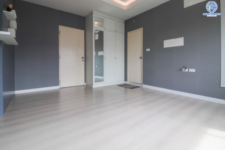 *****ทาวน์เฮ้าส์มือสองย่านนนทบุรี ม.อินดี้ บางใหญ่ คุณภาพระดับแบรนด์ L&H บนเนื้อที่ 18.1 ตร.ว. ฟังก์ชัน 2 ห้องนอน 3 ห้องน้ำ 1 ที่จอดรถ ตกแต่งสไตล์โมเดิร์น เพียง 700 ม.ก็ถึงถ.กาญจนาฯ ใกล้เซ็นทรัลเวสต์เกต และรถไฟฟ้าสายสีม่วง "สถานีตลาดบางใหญ่"